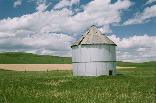 Flic Film Fusion 200 color negative film, vibrant colors of a rural silo against a blue sky and green fields.