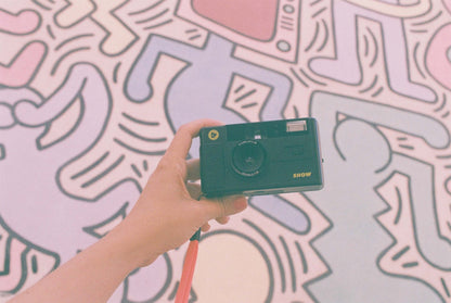 Dubblefilm SHOW 35mm Reusable Camera (Black) showcasing built-in flash and portable design with carrying strap