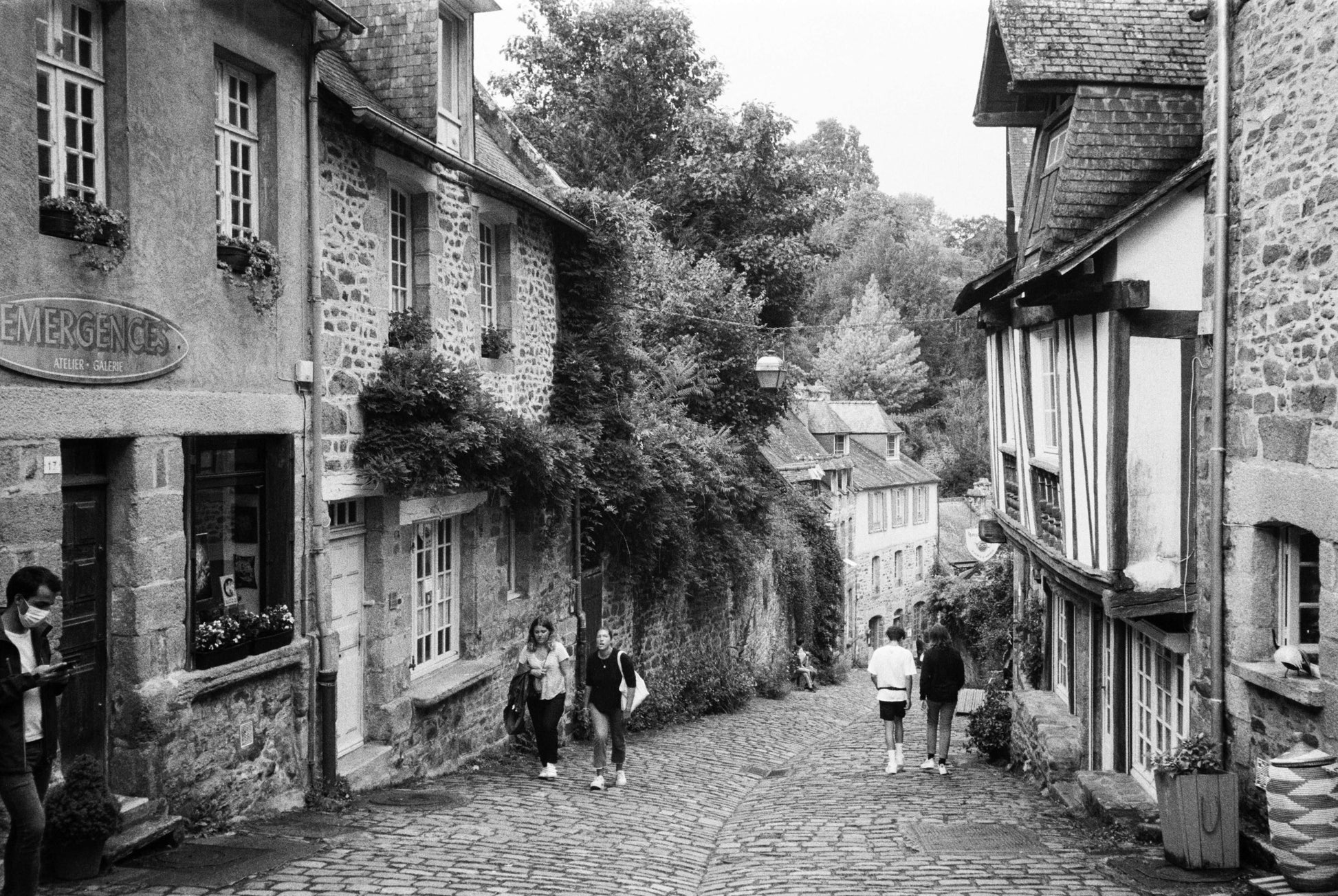 Ilford HP5 Plus B&W Single-Use Film Camera (35mm, 27 Exposures) capturing a charming cobblestone street, shot with Ilford HP5 Plus B&W Single-Use Film Camera