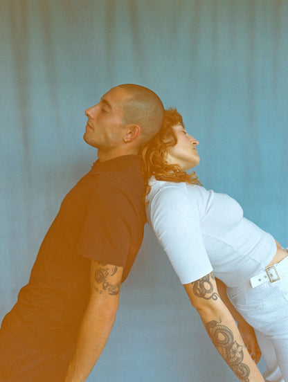 Dubblefilm Pacific 200 front-facing sample image of two people leaning back-to-back to showcase mellow tones and vintage color palette