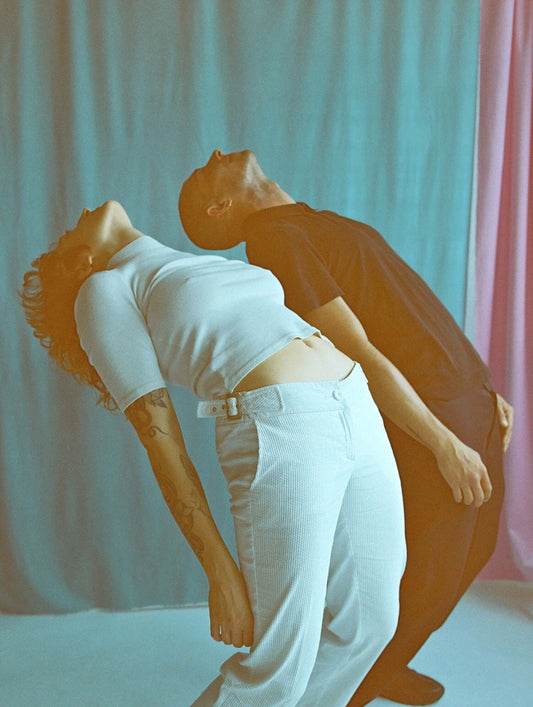 Dubblefilm Pacific 200 product image showing mellow-toned still life with back-to-back posing models